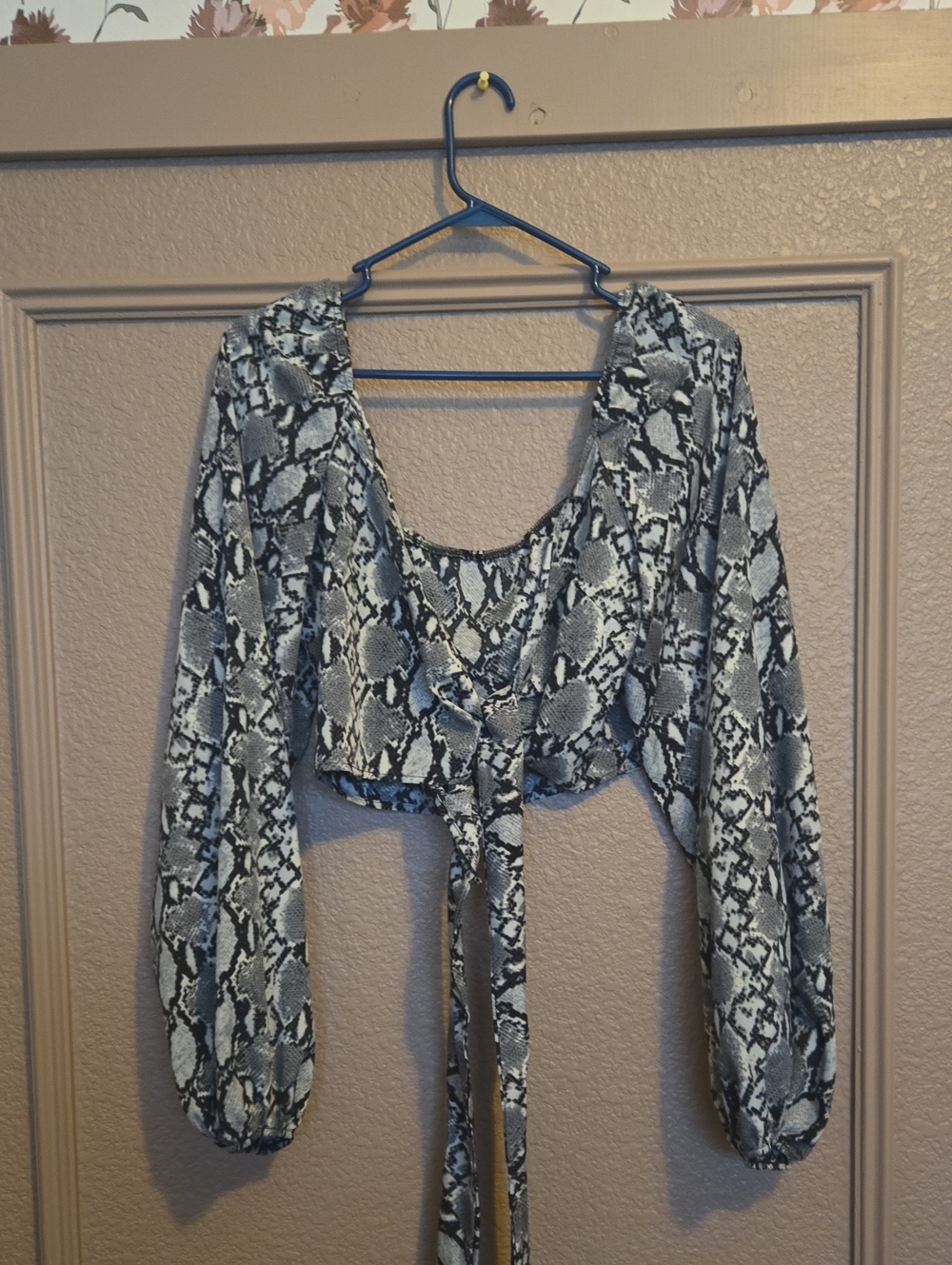 Snake Print Wrap Around Tie-Front Crop Top - Black/Gray